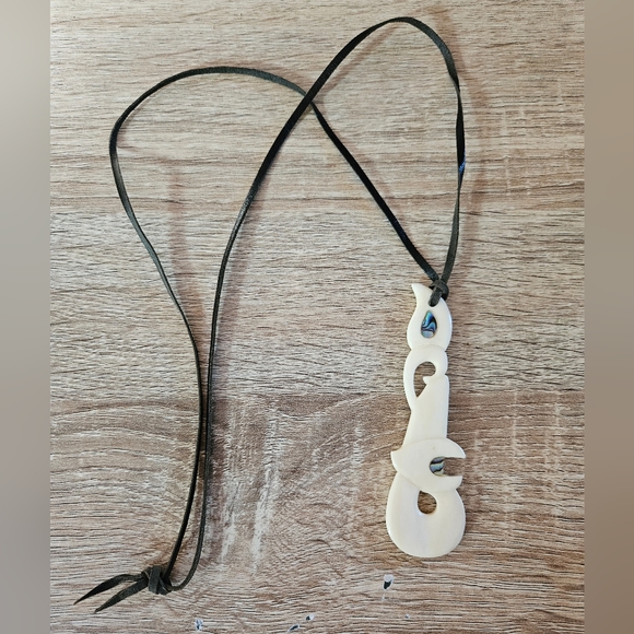 Polynesian Hand Carved Bone Fish and Abalone With Black Leather Chain - Picture 2 of 7